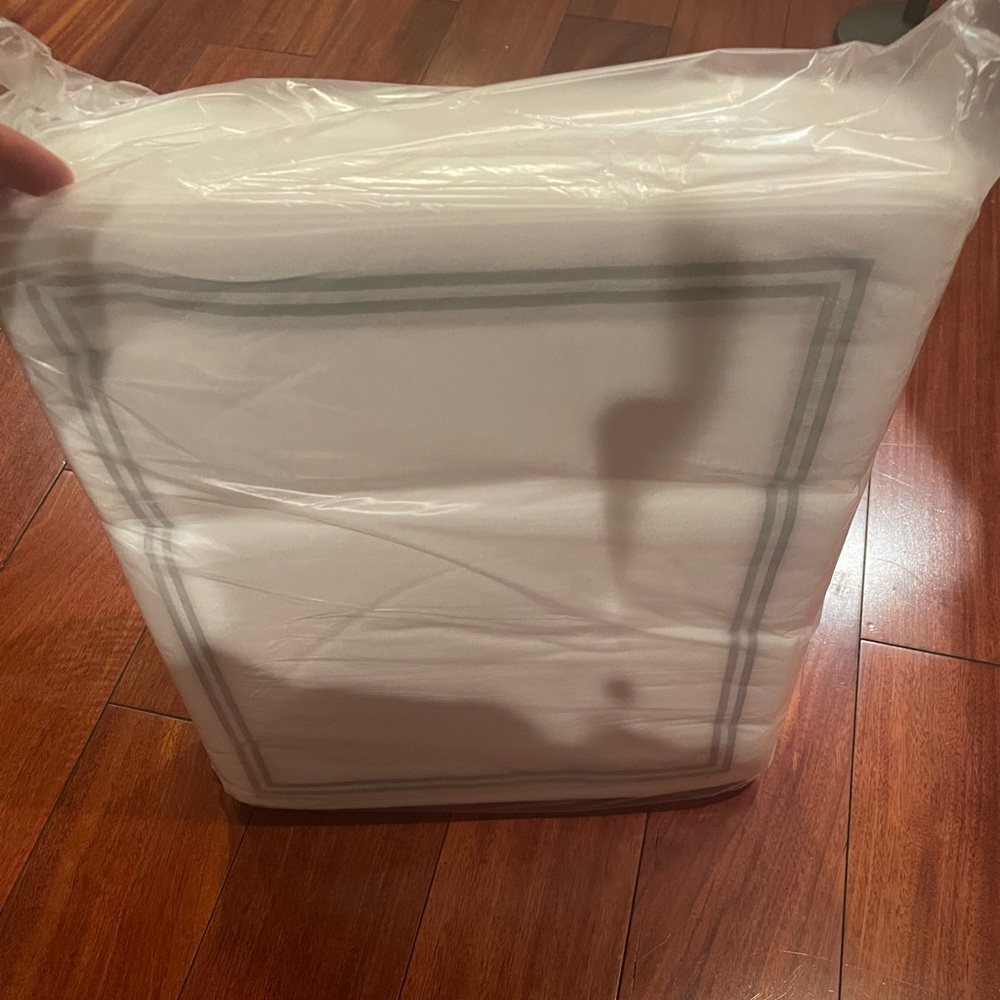 Pillow Shams. Disposable. 100 pieces. NIP.